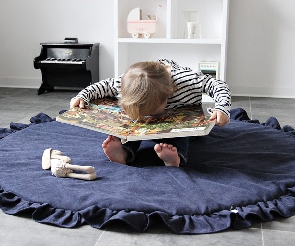 Mørkeblå legetæppe Basic med flæse , Cotton & Sweets