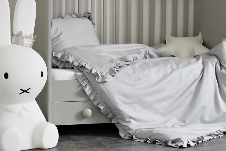 Lysegrå sengetøj junior 100x135 med flæse, Cotton & Sweets - Billede 2