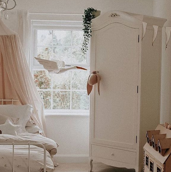 Pudderlyserød stork af hør, vægdekoration