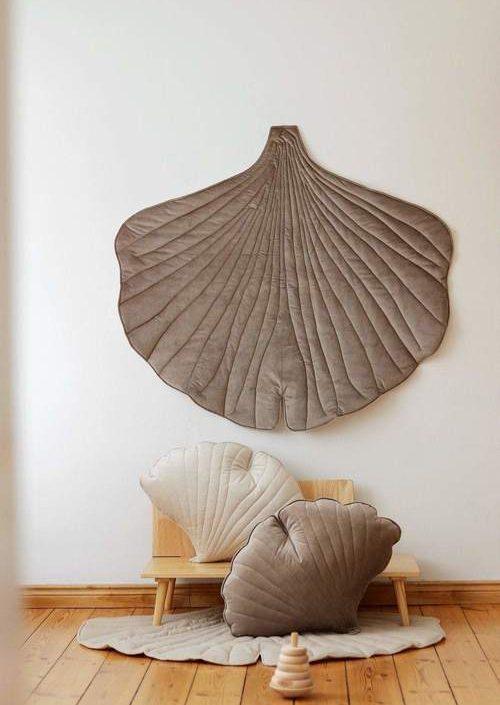 Moi Mili, legemåtte i fløjl ginkgo, dark beige
