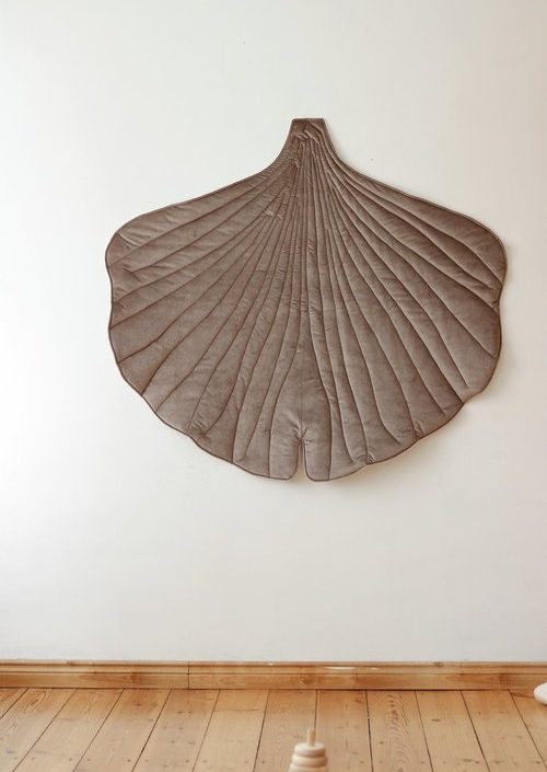 Moi Mili, legemåtte i fløjl ginkgo, dark beige