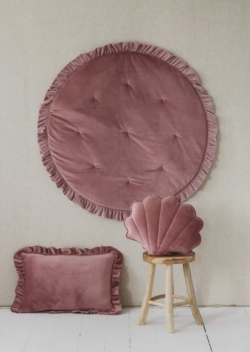 Moi Mili, rund legemåtte med flæser i fløjl, dirty pink
