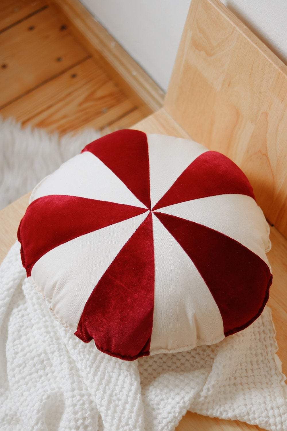 Moi Mili, rund pude, Circus candy red