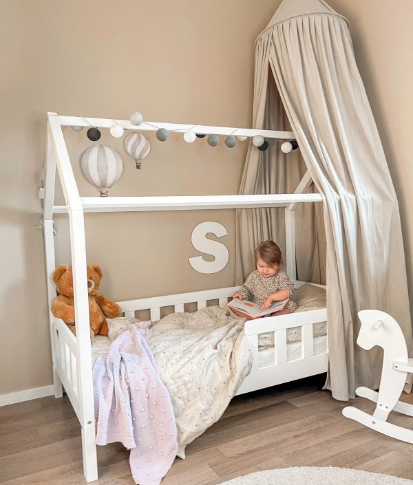 Hvid juniorseng 80x160 med skummadras