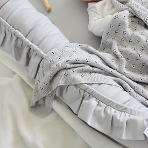 Cotton & Sweets, grå babyrede i satin