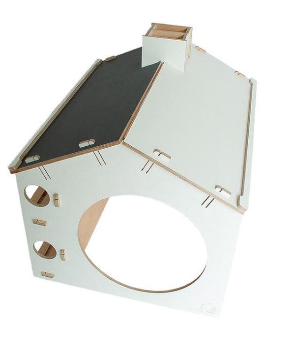 Legehus med skrivebord og stol