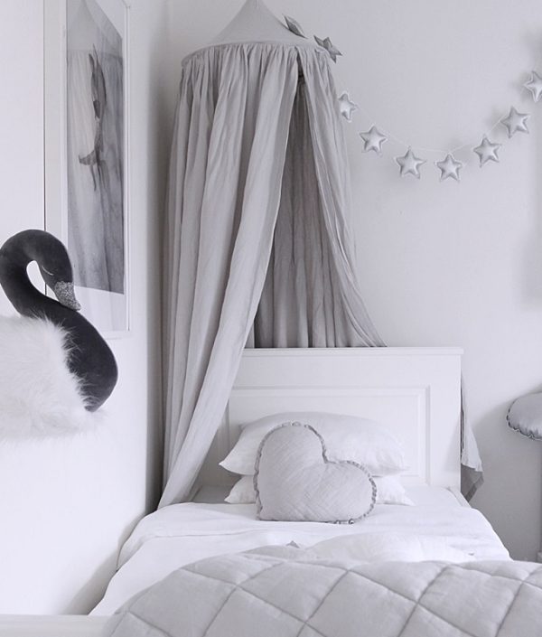 Grå sengehimmel af linned til børneværelset med lyskæde, Cotton&Sweets