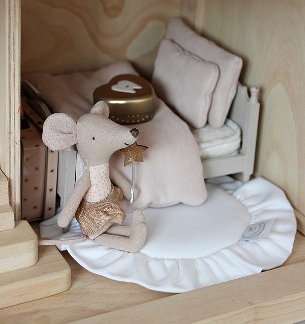 Hvid rund måtte med flæse til dukkehuset, Cotton&Sweets