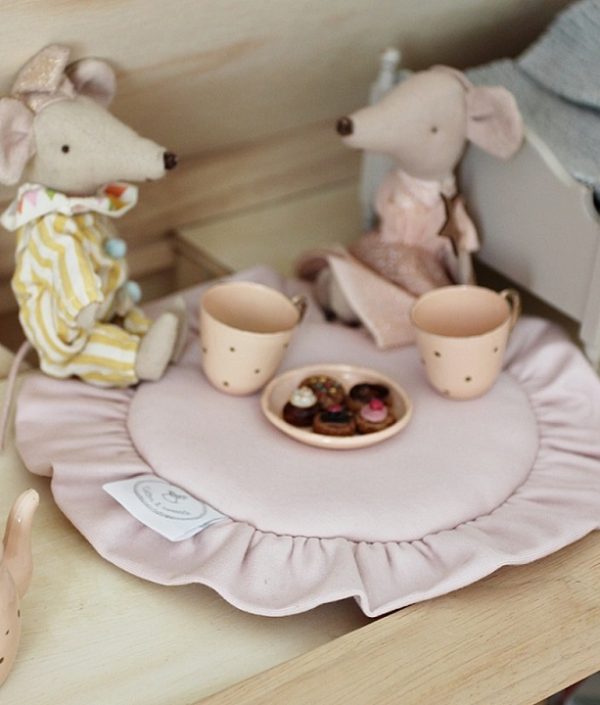 Rosa rund tæppe med flæse til dukkehuset, Cotton&Sweets