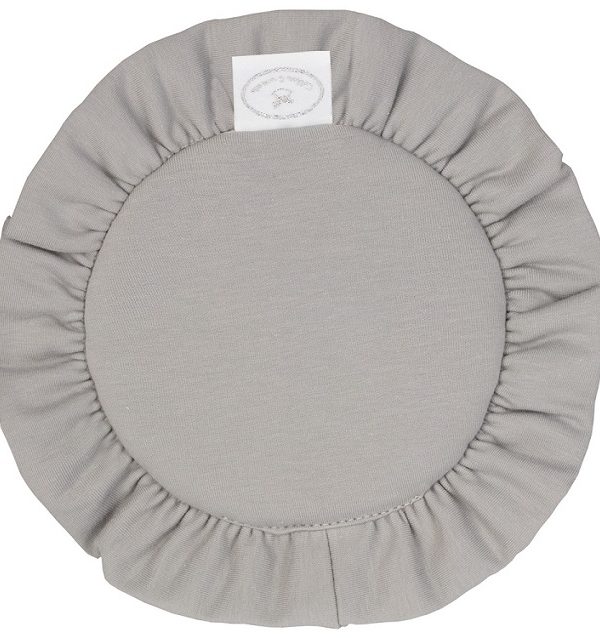 Lysegrå rund måtte med flæse til dukkehuset, Cotton&Sweets