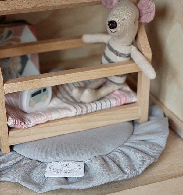 Lysegrå rund måtte med flæse til dukkehuset, Cotton&Sweets