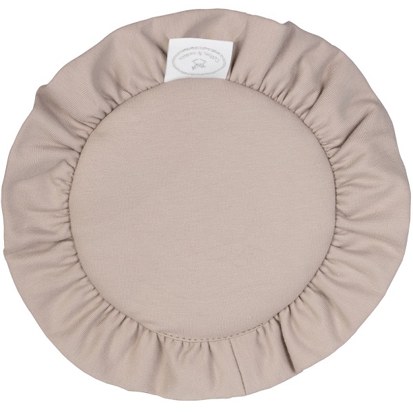 Mørkbeige rund måtte med volang til dukkehuset, Cotton&Sweets