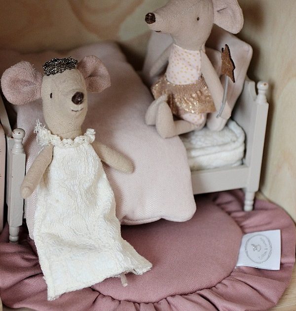 Blush rund tæppe med flæse til dukkehuset, Cotton&Sweets