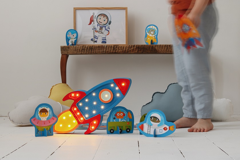 Little Lights, Natlampe til børneværelset, Rumraket blå/rød/gul - Billede 5