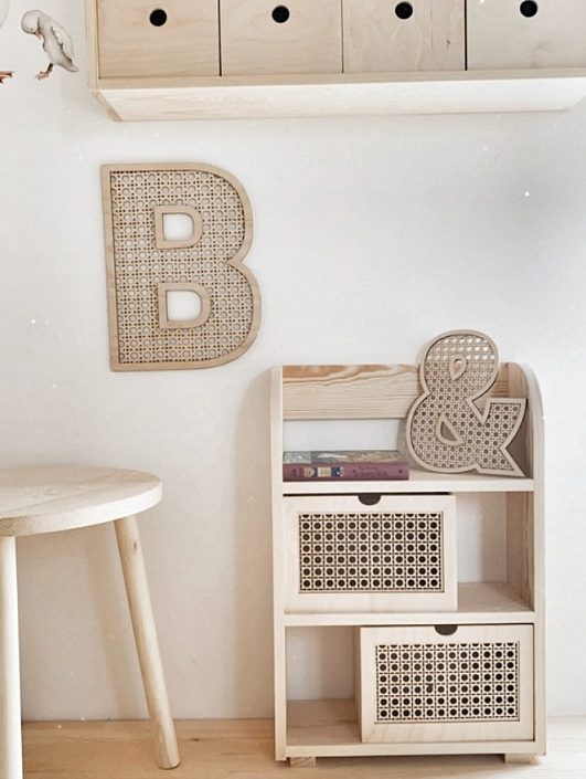 Stående boho bogreol med to skuffer i rattan
