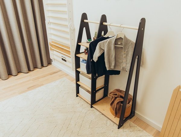 Duck Woodworks, garderobe tøjstang med hylder, sort/natur