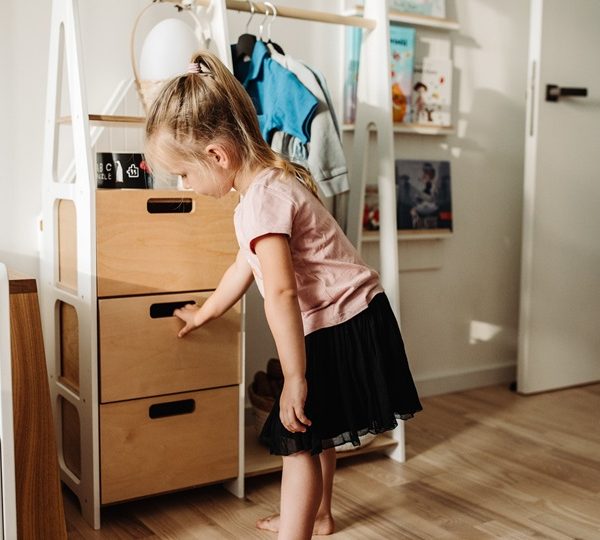 Duck Woodworks, garderobe tøjstang med skuffer, hvid/natur