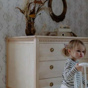 Antik kommode med tre skuffer til børneværelset, natur