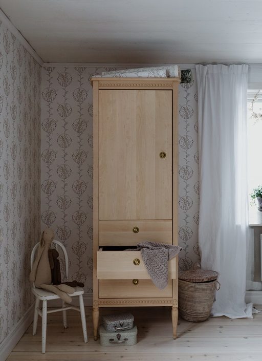 Antik garderobe til børneværelset, natur