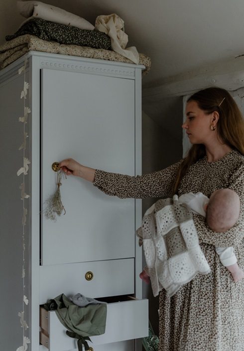Antik garderobe til børneværelset, hvid