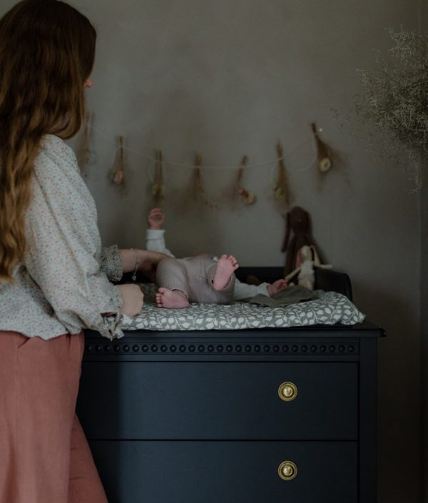 Antikt puslebord til børneværelset, grøn