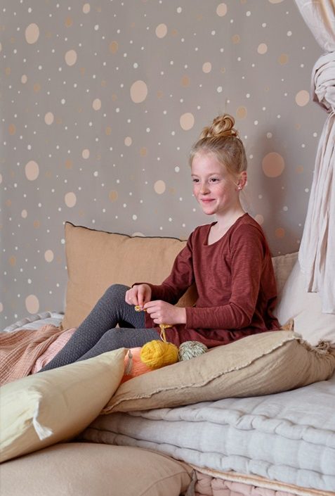 Majvillan, tapet til børneværelset Confetti, grå