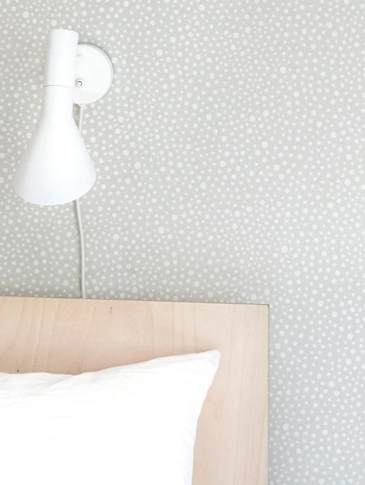 Majvillan, tapet til børneværelset Dots, grå