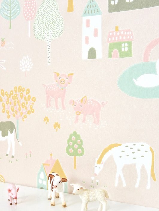 Majvillan, tapet til børneværelset My farm, soft pink