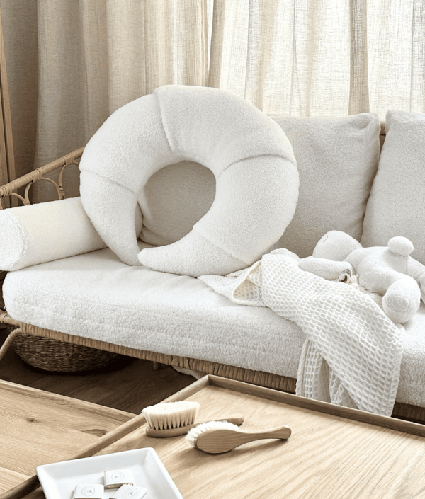 Cotton & Sweets, amningspude boucle Croissant, hvid