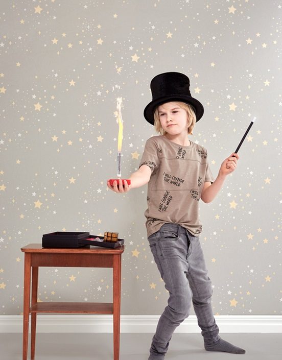 Majvillan, tapet til børneværelset Twinkle, mud grey