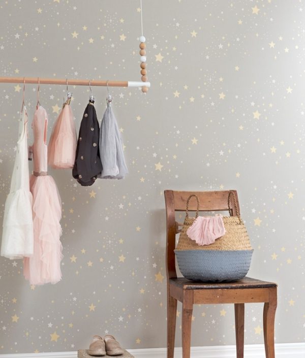 Majvillan, tapet til børneværelset Twinkle, mud grey