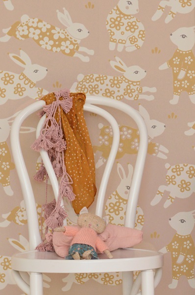 Majvillan, tapet til børneværelset Garden party, dusty blush pink - Billede 3
