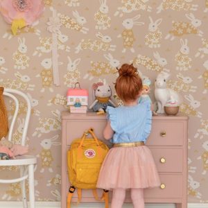 Majvillan, tapet til børneværelset Garden party, dusty blush pink