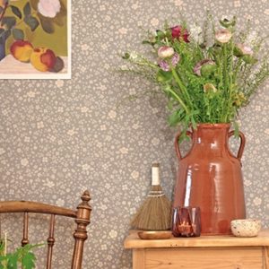 Majvillan, tapet til børneværelset Flora, dusty blue