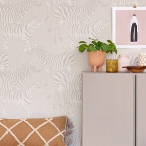 Majvillan, tapet til børneværelset Safari stripes, warm grey