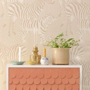 Majvillan, tapet til børneværelset Safari stripes, dusty beige